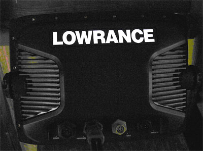 логотип LOWRANCE  на задней стороне корпуса